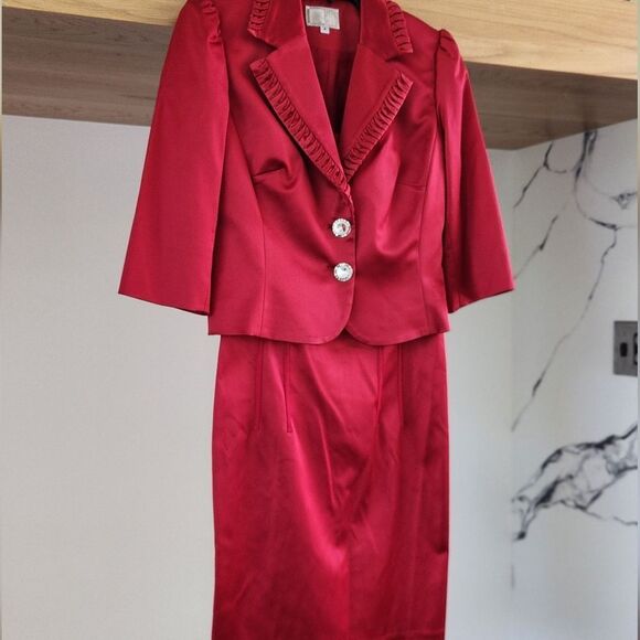 Crimson Elegance Pleated Lapel Skirt Suit - Picture 2 of 11